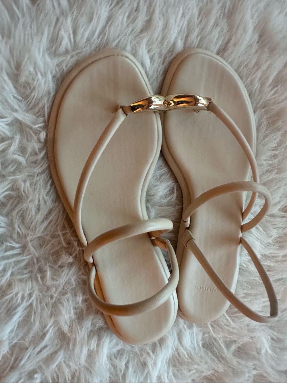 Vince Lucila Nude Leather Toe-Ring Sandal with Gold Accent - Picture 5 of 12